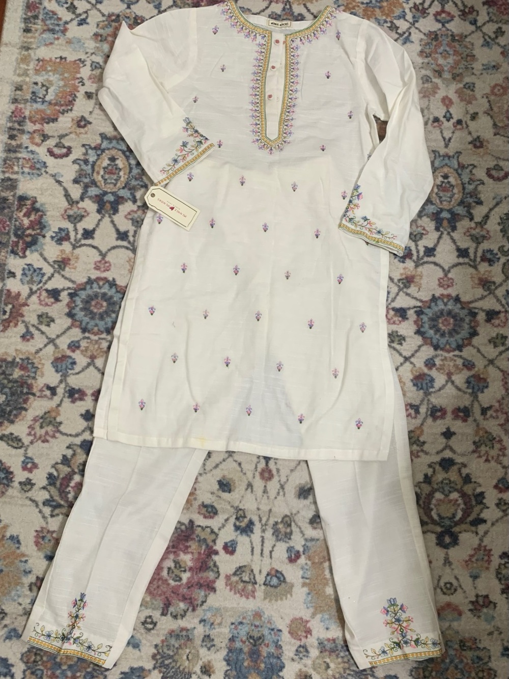 NWT Minnie minions Embroidered 2 piece kurta shalwar Set off white size 8-9 girl